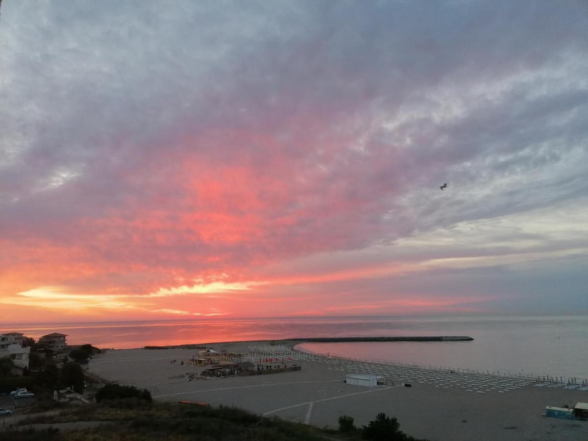 Sunrise Beachfront Relax Residence Констанца Екстер'єр фото